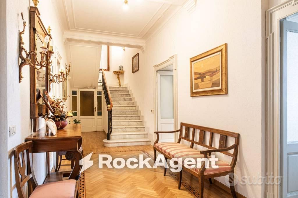 Villa di 804 m² con più di 5 locali e box auto a V - Altro