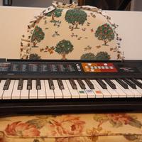 Tastiera musicale Yamaha F51 con 61 tasti