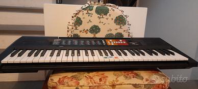 Tastiera musicale Yamaha F51 con 61 tasti