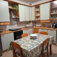 Cucina con lavastoviglie e cassettiera freezer