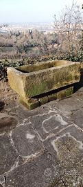 Antica vasca in pietra