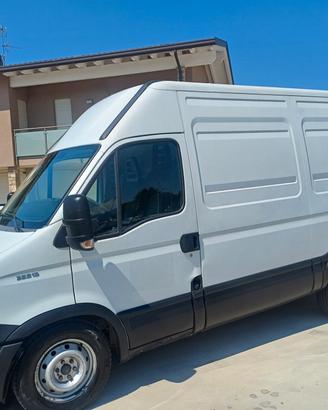 IVECO DAILY FURGONE CON SCAFFALI