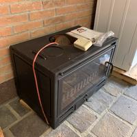 Camino a legna chiuso a vetro con motore