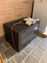 Camino a legna chiuso a vetro con motore