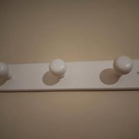 Appendiabiti in legno bianco con 3 pomelli
