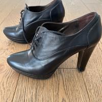 Scarpe stringate con tacco