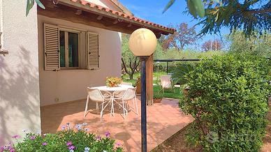 Bilocale con giardino e portico 950 mt dal mare