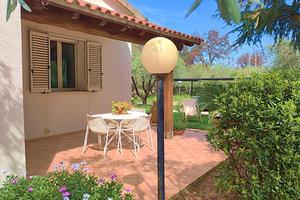 Bilocale con giardino e portico 950 mt dal mare