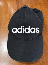 Cappello Adidas nero con logo bianco unisex