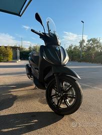 Beverly 300 black edition