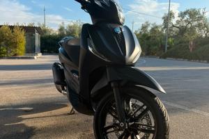 Beverly 300 black edition