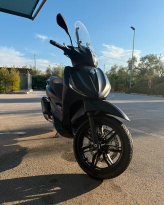 Beverly 300 black edition