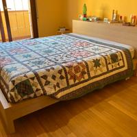 LETTO CON COMODA SPALLIERA /COMODINO-CONTENITORE