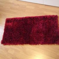 Tappeto di colore bordeaux
