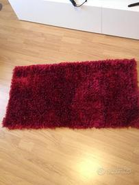 Tappeto di colore bordeaux