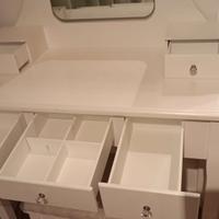 Specchiera con cassetti porta gioielli e sgabello