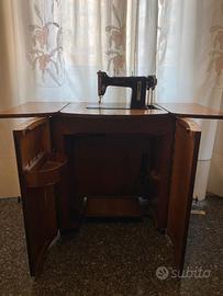 Macchina da cucire Necchi antica