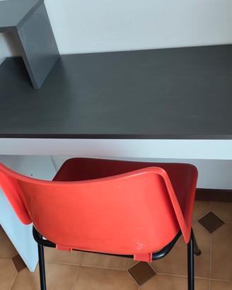 Scrivania con porta libri