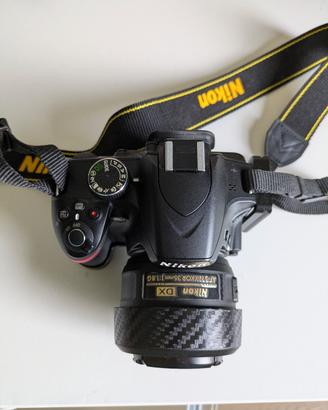 Nikon D3200 + Nikkor 35mm f/1.8 + custodia