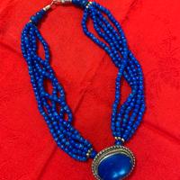 Collana con pietra blu e pietrine blu