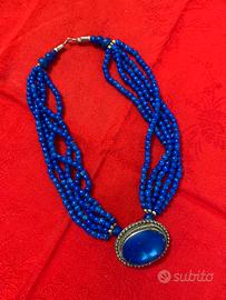 Collana con pietra blu e pietrine blu