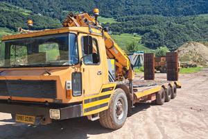 Autocarro pianale 4 assi con rampe