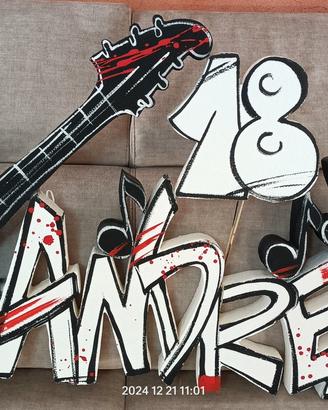 Chitarra in polistirolo con nome "Andrea"