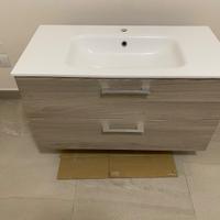 Mobile del bagno e specchio