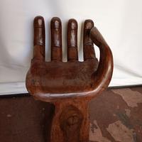 sedia a forma di mano