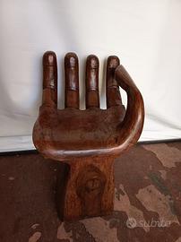 sedia a forma di mano