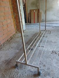Carrello per appendere attrezzature da giardino