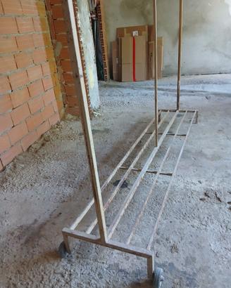 Carrello per appendere attrezzature da giardino