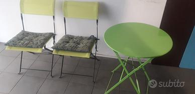 Tavolino e sedie da giardino