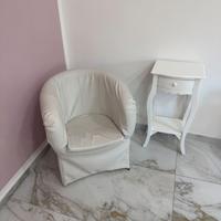 Poltrona bianca e comodino stile classico