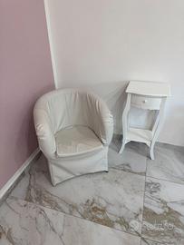 Poltrona bianca e comodino stile classico