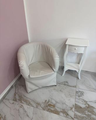 Poltrona bianca e comodino stile classico