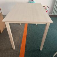 Tavolo con sedie abbinate