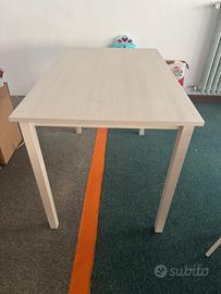 Tavolo con sedie abbinate