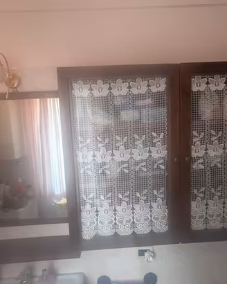 Pensile, specchio con applique e mensola in legno
