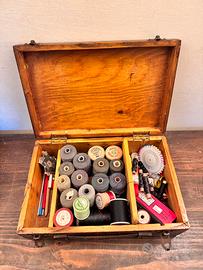 Scatola da cucito vintage con contenuto
