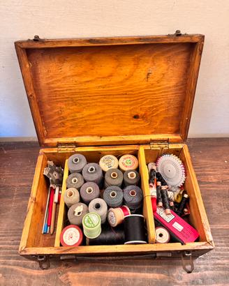 Scatola da cucito vintage con contenuto