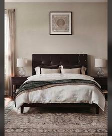 letto in pelle e comodini 