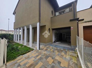VILLA A SCHIERA A RUSSI