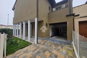 VILLA A SCHIERA A RUSSI