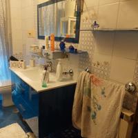 Lavandino bagno con specchio e mensole