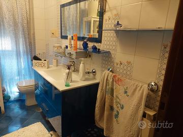 Lavandino bagno con specchio e mensole