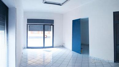 Locale commerciale con vetrine