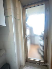 Porta ad un anta con vetro satinato, in alluminio