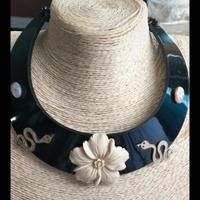 collana nera con fiore in pasta di corallo bianco 