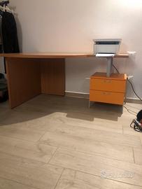 Scrivania sagomata laminato ciliegio e arancione